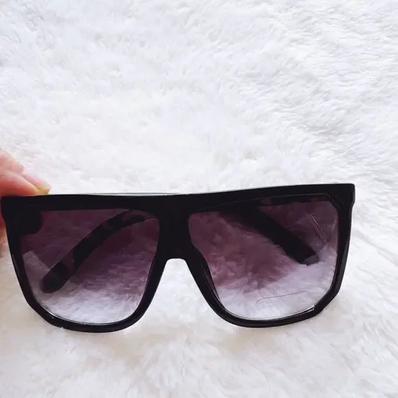 Kira Black Oversized Sunglasses - Picture 3 of 11